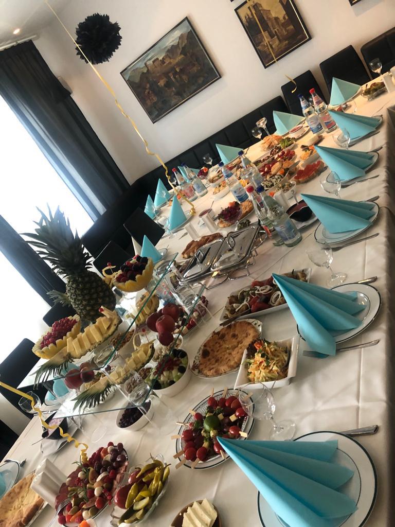 Festtisch mit türkisfarbenen Servietten