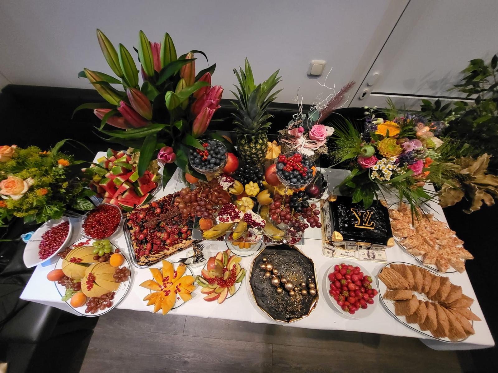 Obst- und Dessertbuffet