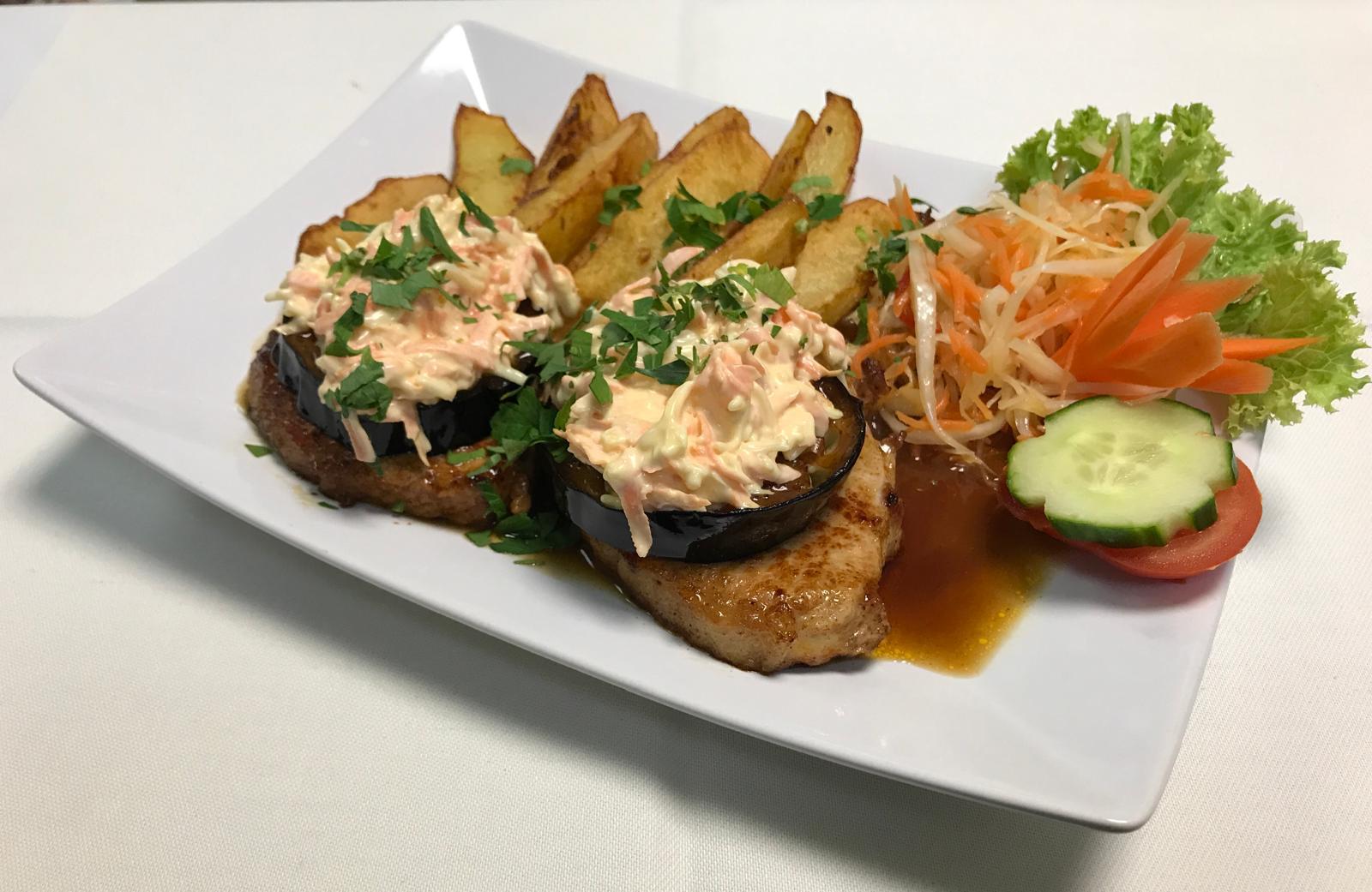 Fleisch auf Auberginen