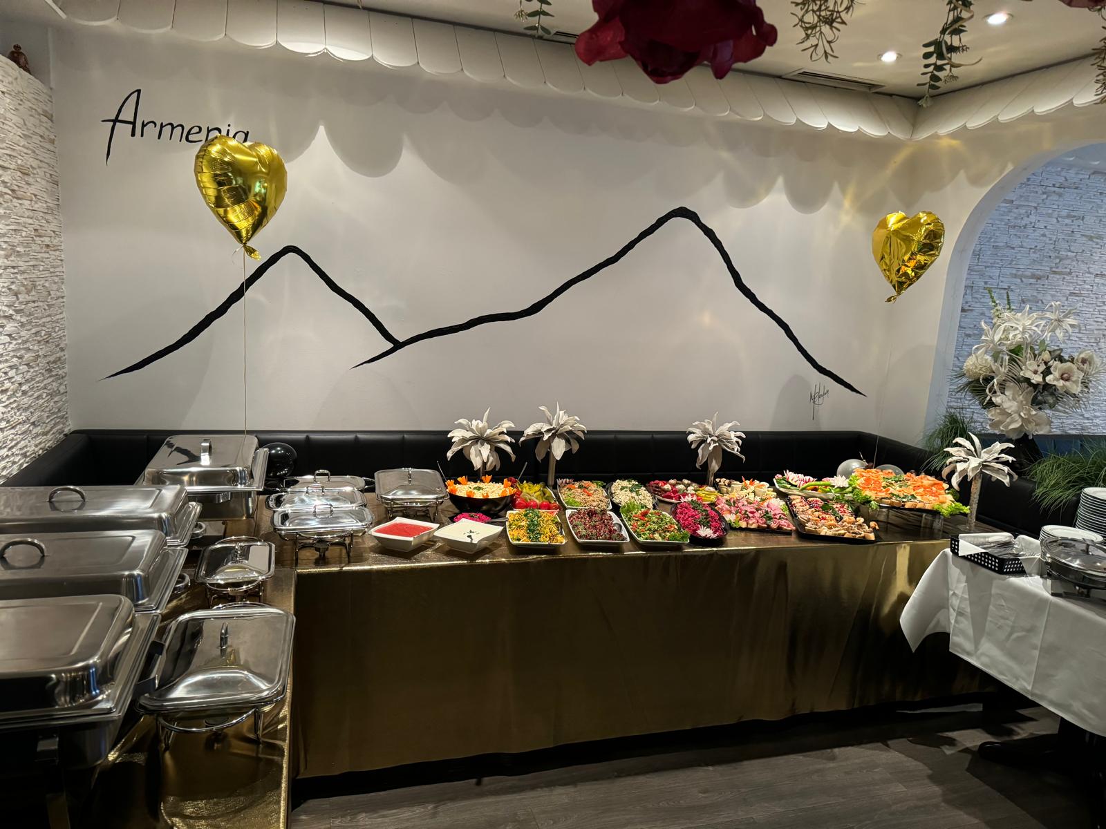 Buffet vor dem Ararat-Wandbild