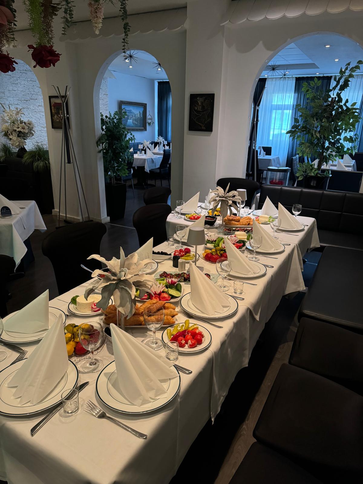 Langer Tisch mit armenischen Vorspeisen