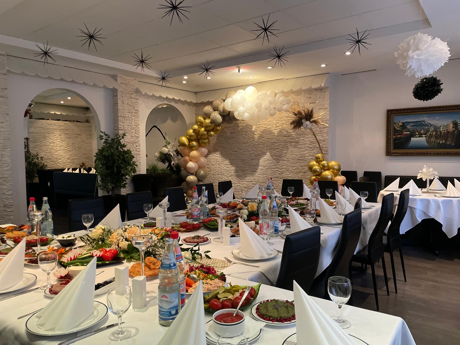 Festtafel mit goldenen Luftballons