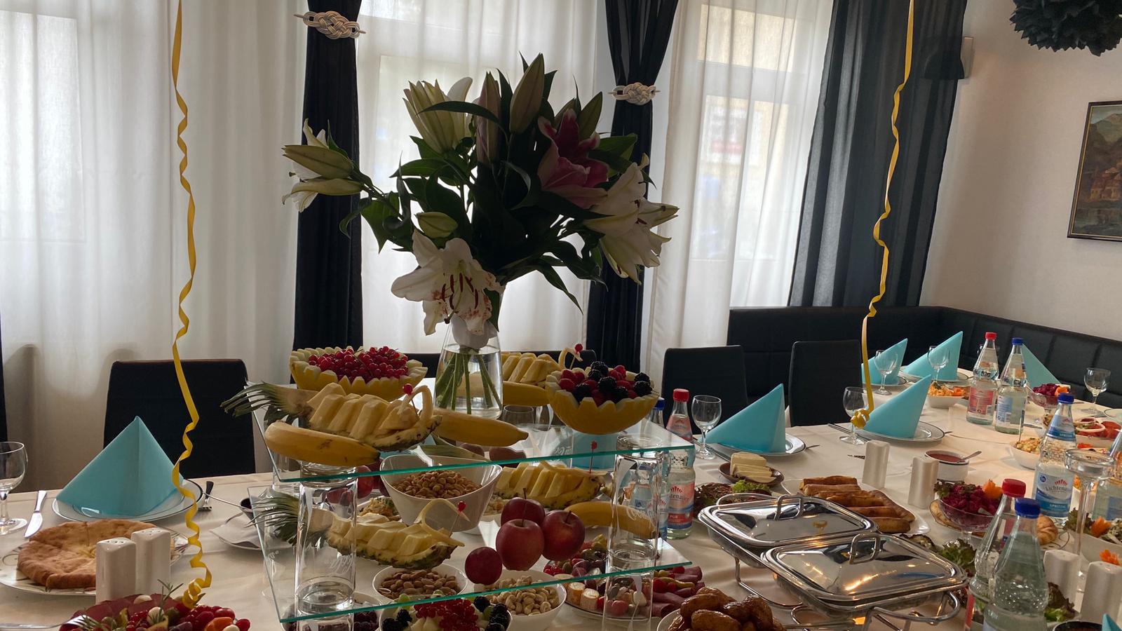 Festlicher Tisch mit Blumenarrangement
